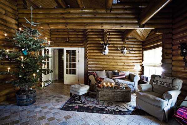غرفة المعيشة مع شجرة في منزل خشبي