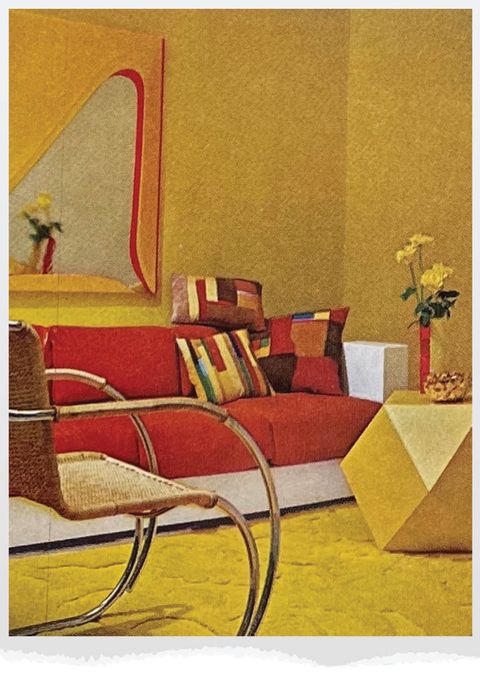 salon jaune avec canapé rouge